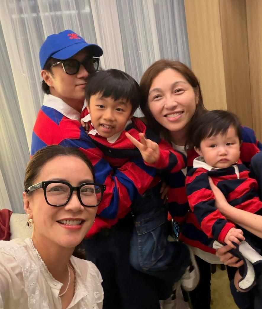 古巨基迎来54岁生日，全家合照公开，58岁妻子状态年轻，俩儿子像妈妈
