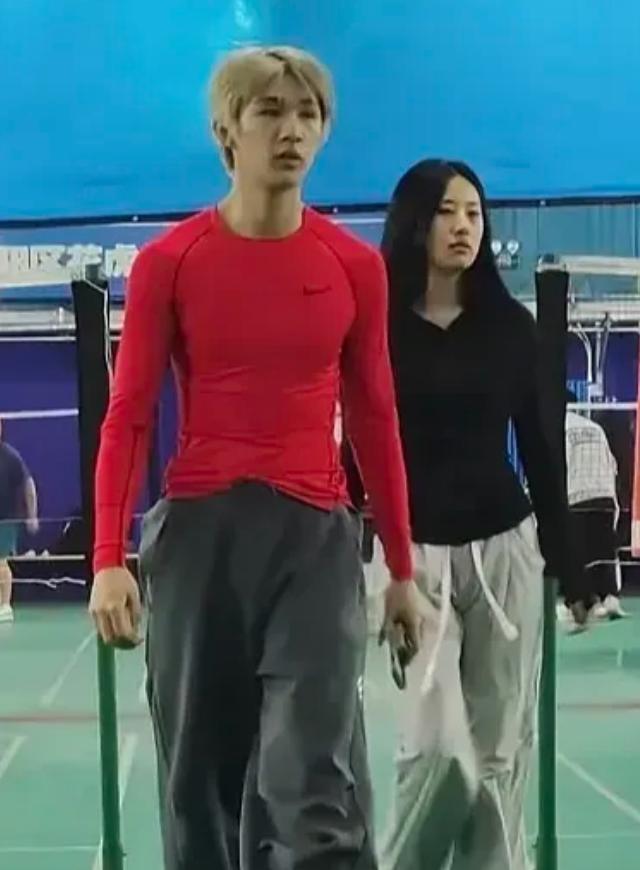 染一撮黄毛哪里好看了？这还是那个眼里有星星的荣梓杉吗？原本以为是个品学兼优的“尖