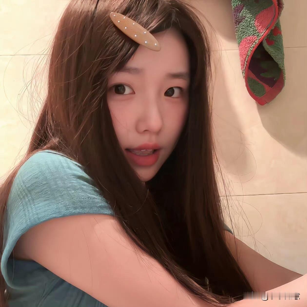 两口子吵架。老公吵不赢。就从冰箱拿了个面包塞嘴里，坐在沙发上不动。老婆：“