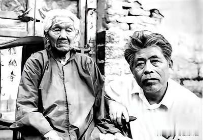 1941年，战士毕铁华不幸被抓，日军对他严刑拷打，用烙铁烙遍了他全身，日军以为他