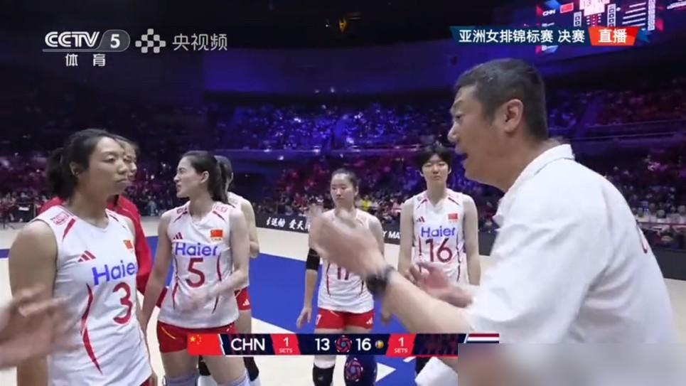 名宿一句话，把女排输球的遮羞布撕了：别拿年轻当借口，朱婷不回，赵勇临场再发懵，怎么赢？他点得直：朱婷
