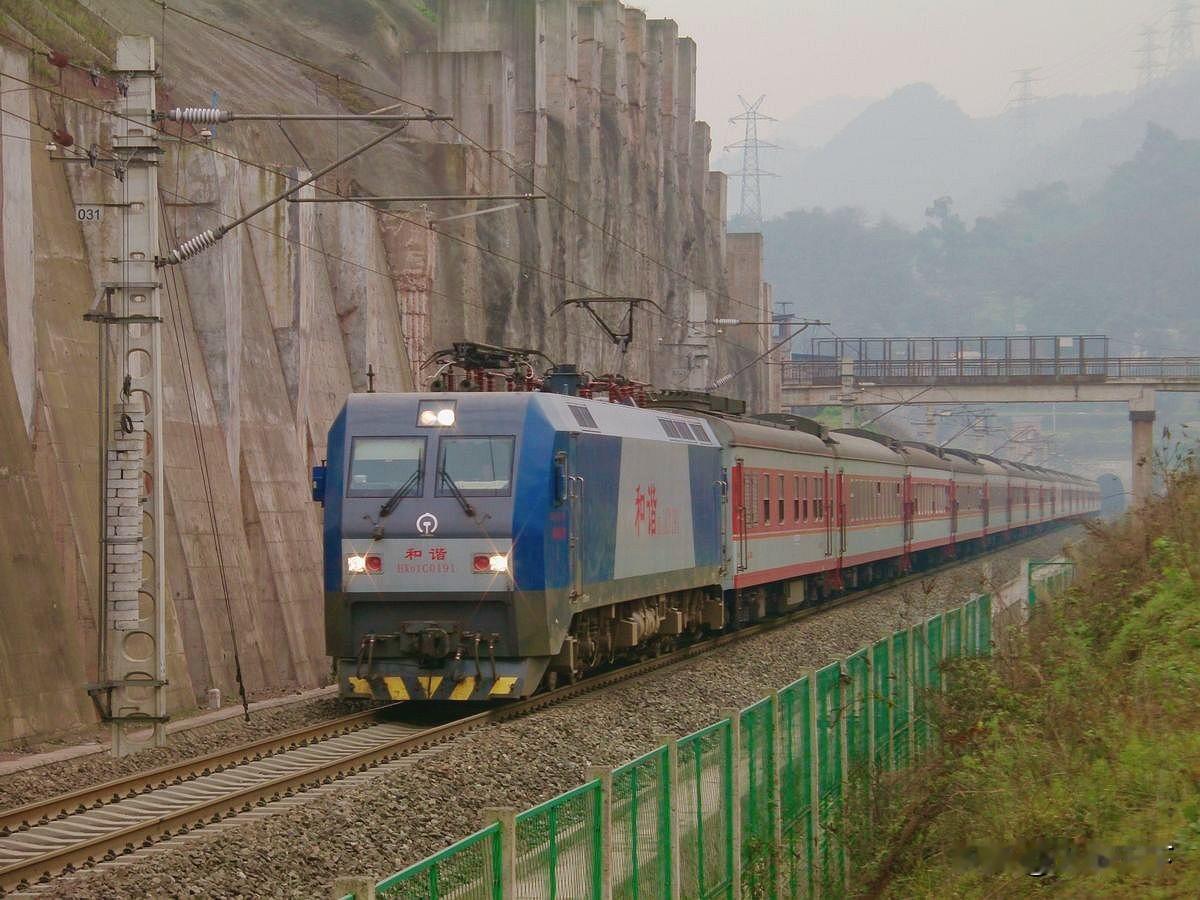 2012年春运期间拍到的一趟贵阳开往北京西的临客经过重庆枢纽，这趟临客用的25G