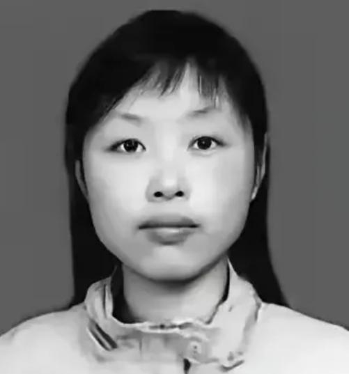 2008年，她被深埋废墟，身躯断成三截，当救援人员扒开瓦砾看清一幕，瞬间全员泪崩