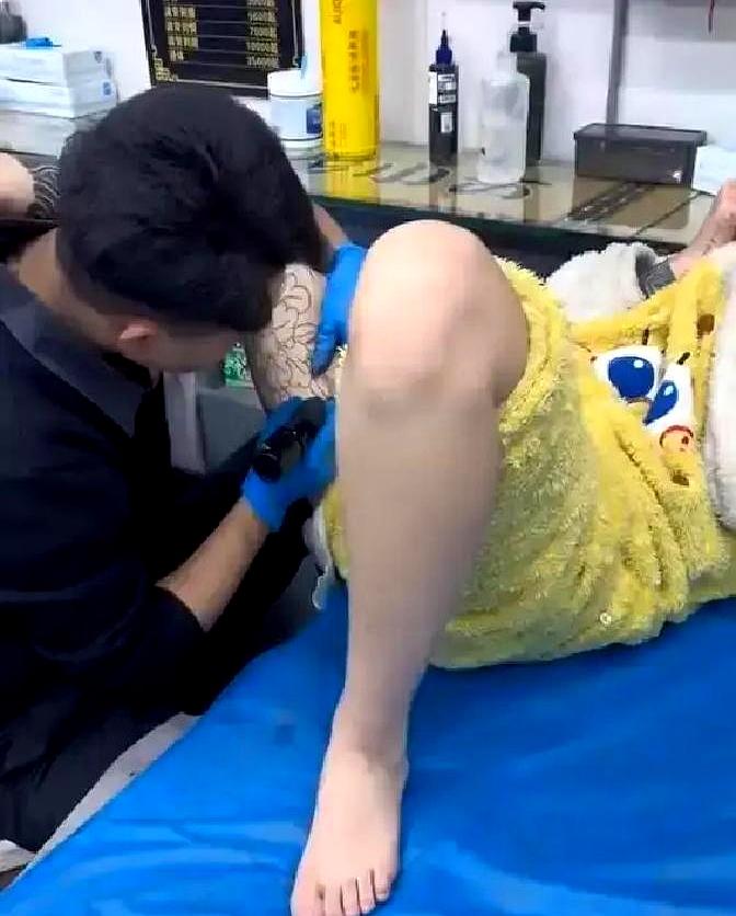 腿夹纹身师脖子视频疯传画面只有十秒，女生大腿内侧线条刚勾一半，腿抖得连手