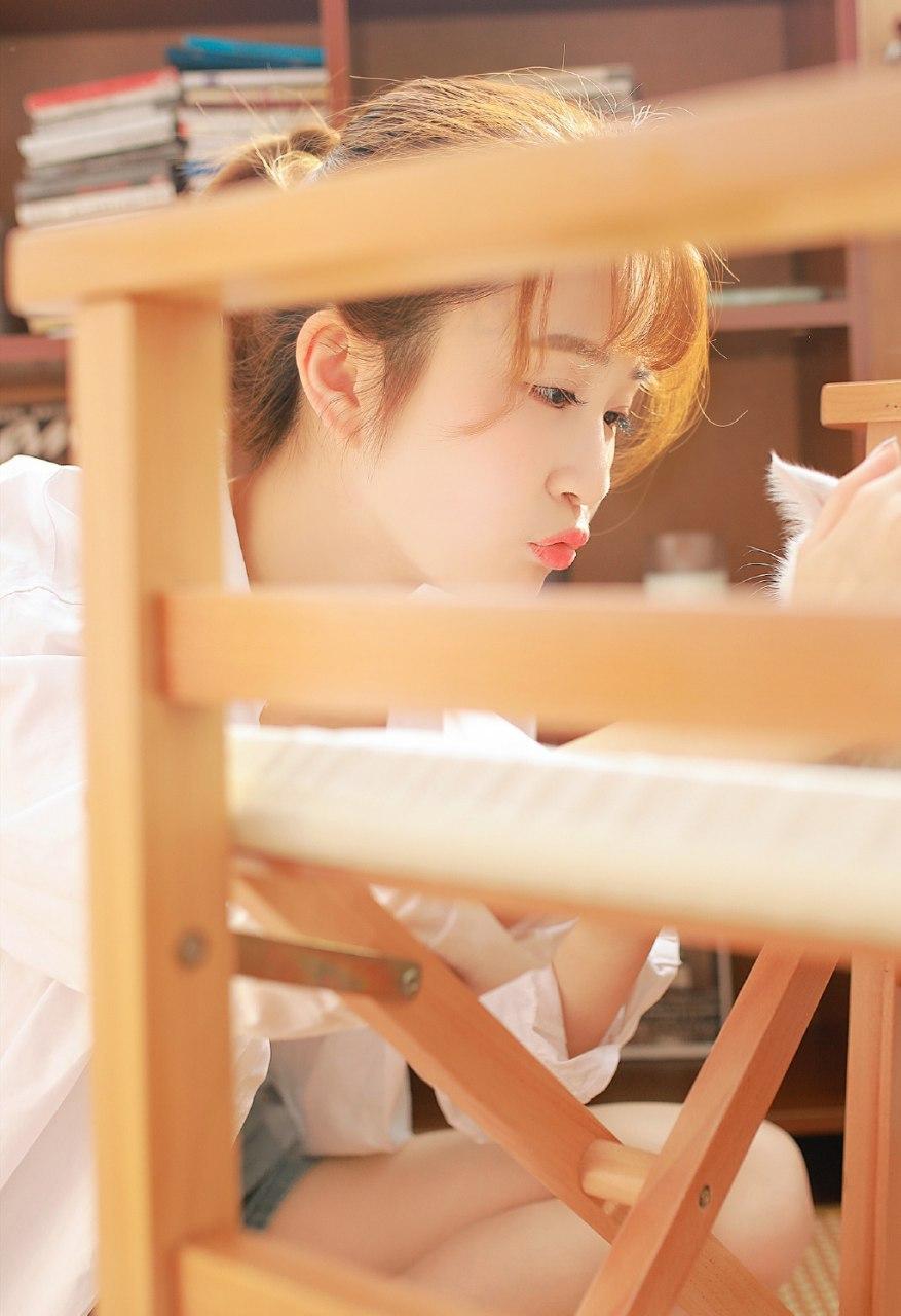 阳光洒进的小屋静谧的午后时光🌞🐱📚美少女分享美少女倩影自然清新美少女