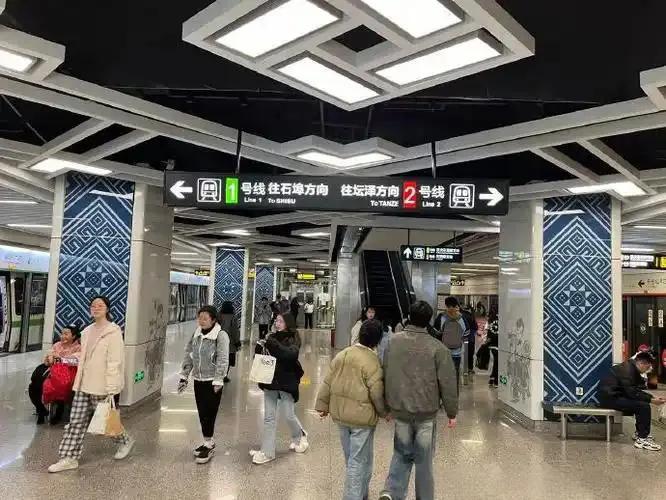 这人是不是神志不清？[捂脸哭]11月11日上午，南宁地铁3号线总部基地站，有一戴