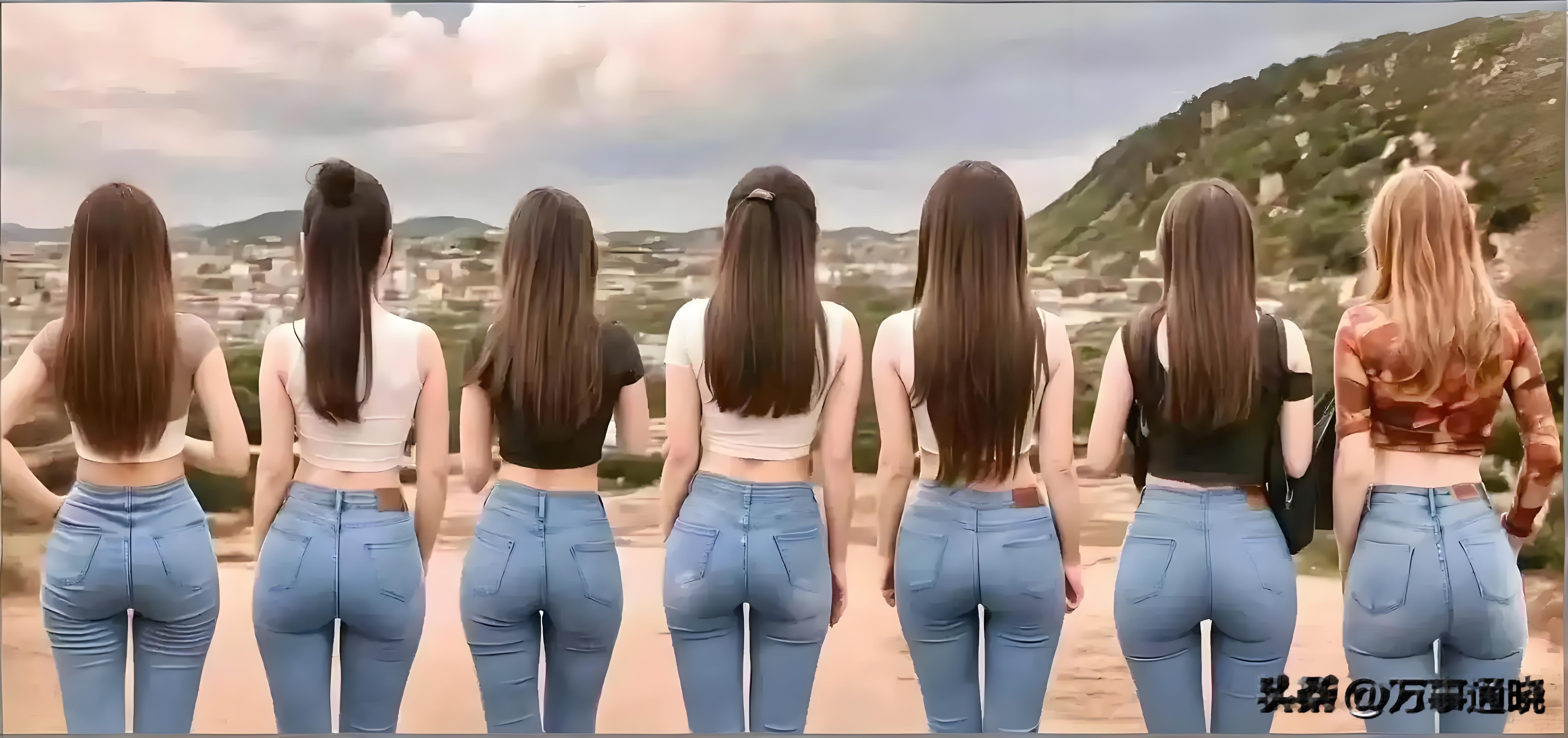 今日她们累坏了，爬到半山腰上就为了秀完美身材。