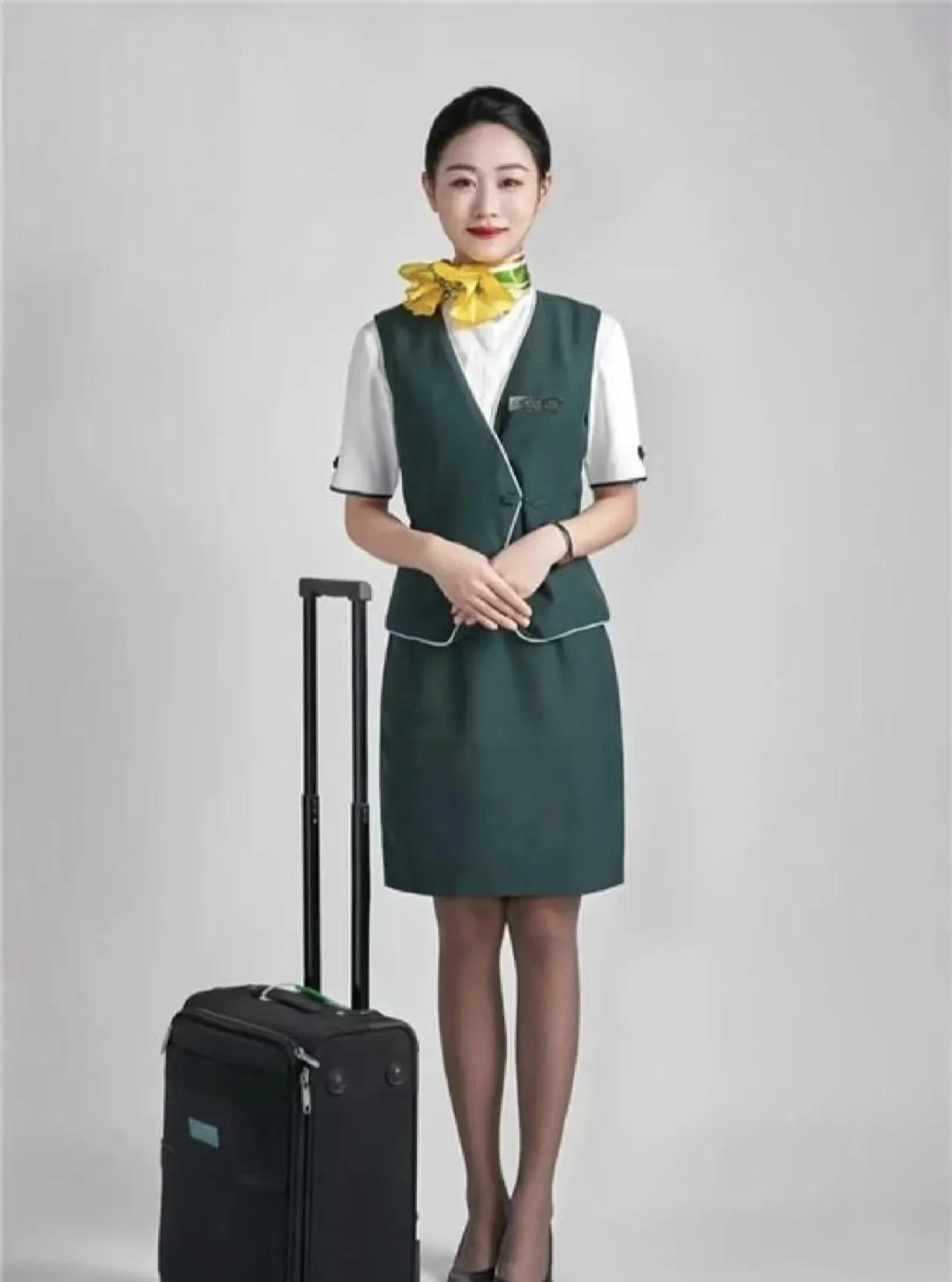 春秋航空的女乘务员换平底鞋了，很人性化！乘务员在飞机上要长时间站立和走动，遇到