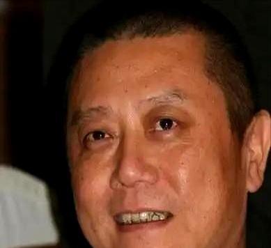 2005年，王朔和徐静蕾分手一年后，突然给徐静蕾打电话，说道：“你过来帮我搬一下