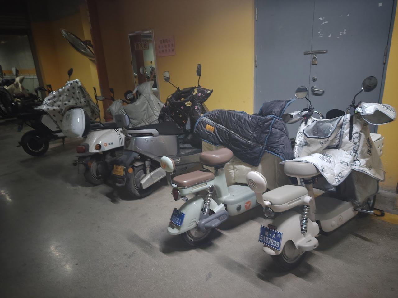 有个女人，与丈夫离了婚，孤苦伶仃，带着儿女艰难谋生。为了维持生计，她开了一家小小