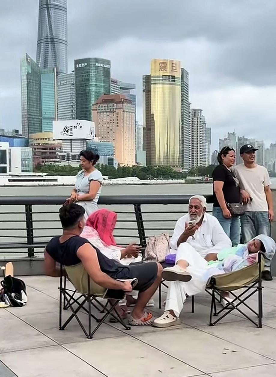 都说要入乡随俗，偏偏有些人，无论走到哪都我行我素，把“没教养”当成优势，根本不懂