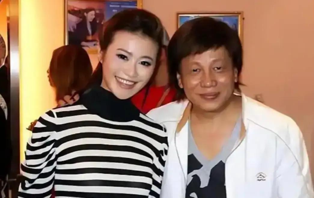 1979年傍晚，尖沙咀山林道，黎爱莲刚出家门，一瓶硫酸兜头浇下。脸、脖子、背瞬间