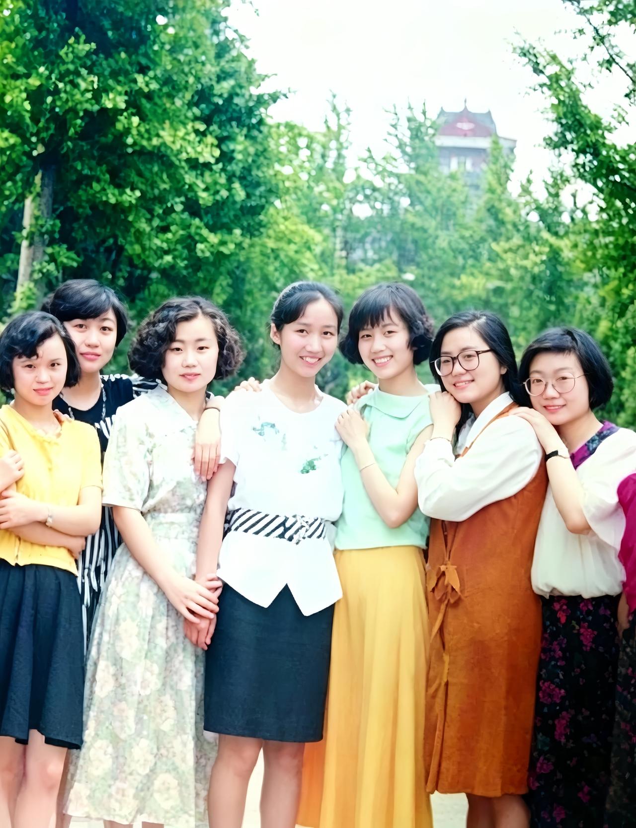 一张摄于上世纪九十年代的南京大学女生合影悄然走红。几位姑娘身着各式各样的衣服，笑