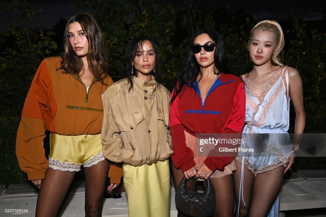 尴尬了！朴彩英去看YSL大秀，她跟CharliXCX等人合影，ELLE英国在发