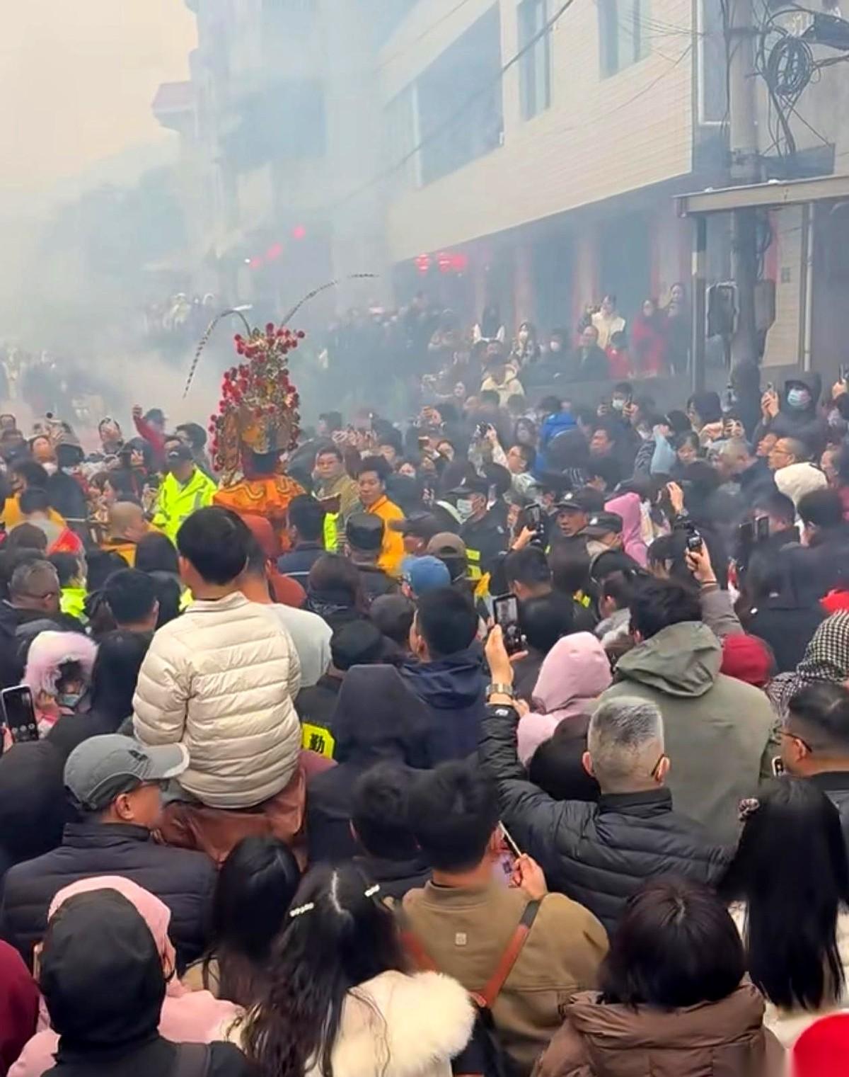 你说逗不逗，市里头不让敲的锣，不让抬的神，结果在乡下，快把天给掀了。好多人一下