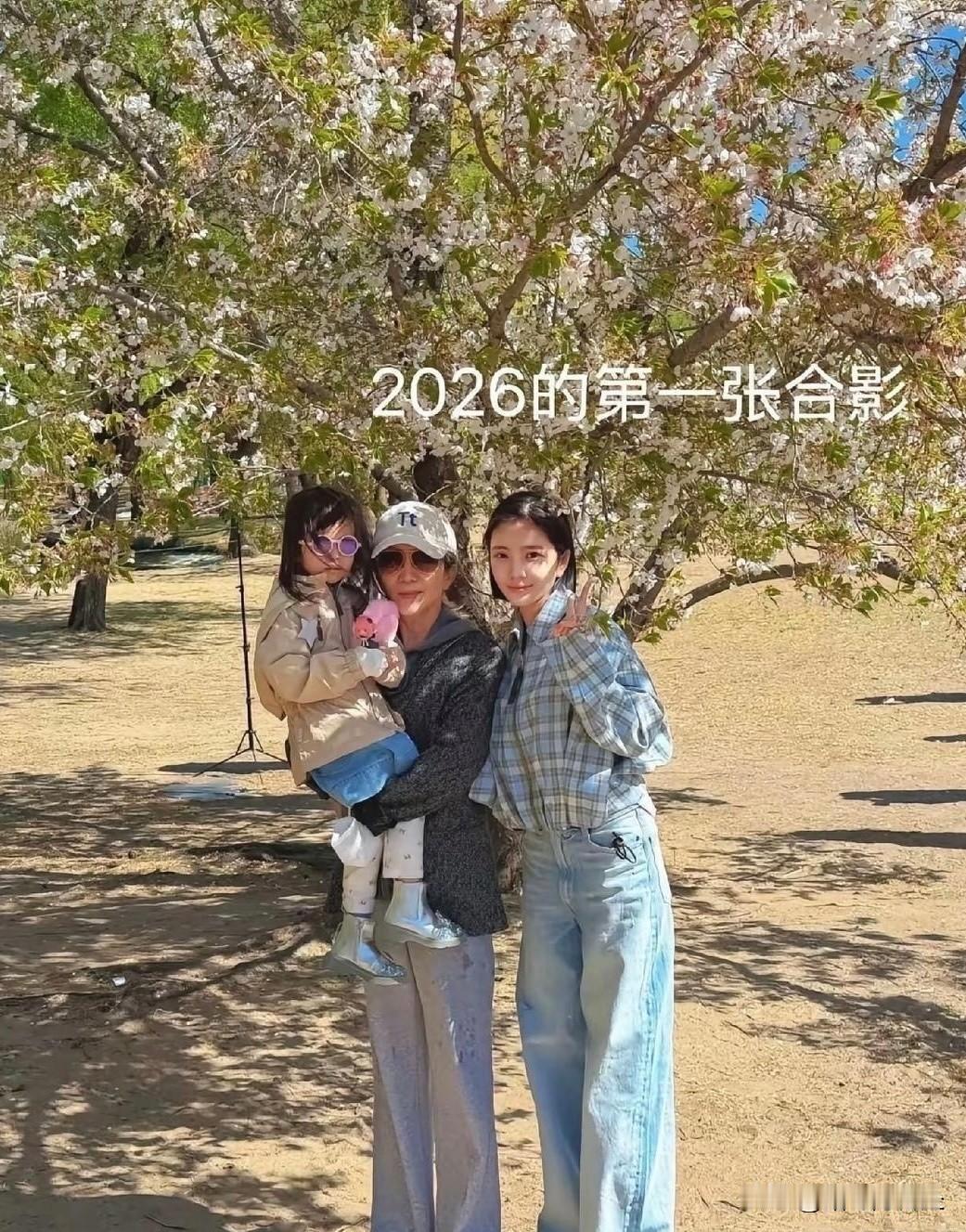 杜淳老婆王灿发了条动态，晒出婆婆带女儿出门看花的照片，看得出来婆媳俩处得挺不错的