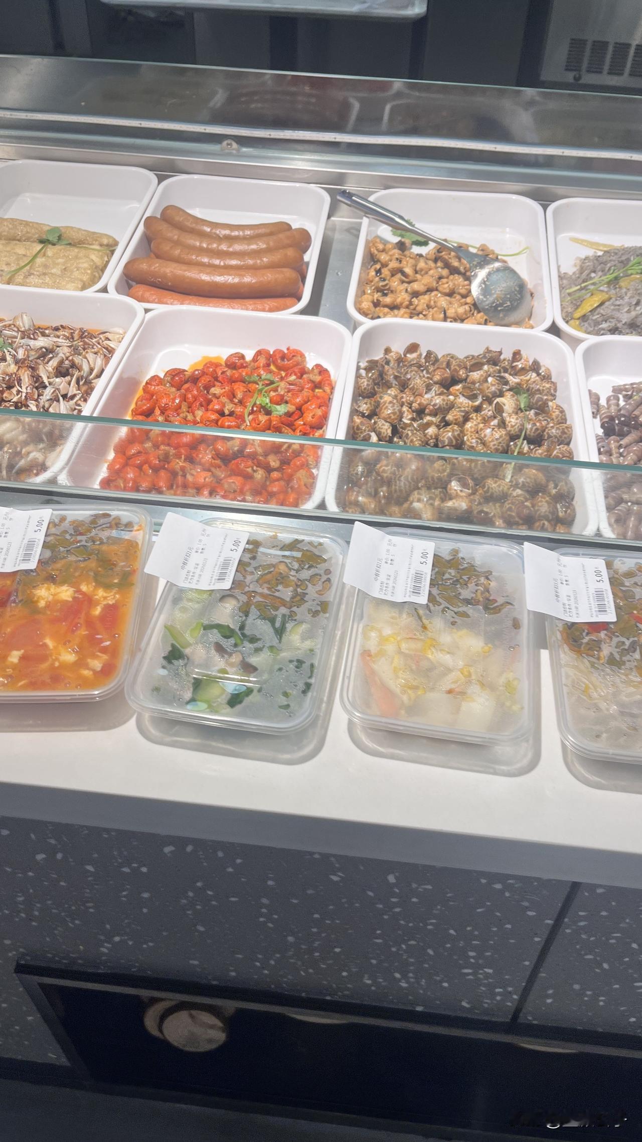 我就想知道，超市这种熟食真的会有人买吗？现在除了商场，感觉超市也没多少人，突