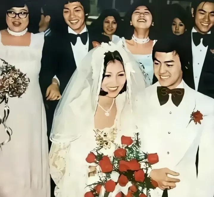 1974年有着香江第一美男之称的28岁狄龙与18岁的陶慧敏大婚时的一幕，伴娘是2