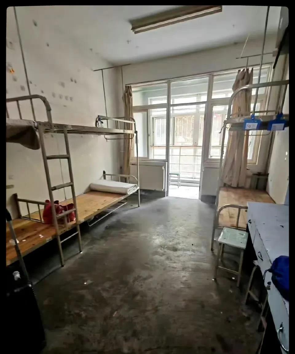 这是某大学的学校宿舍，学生家长知道吗？