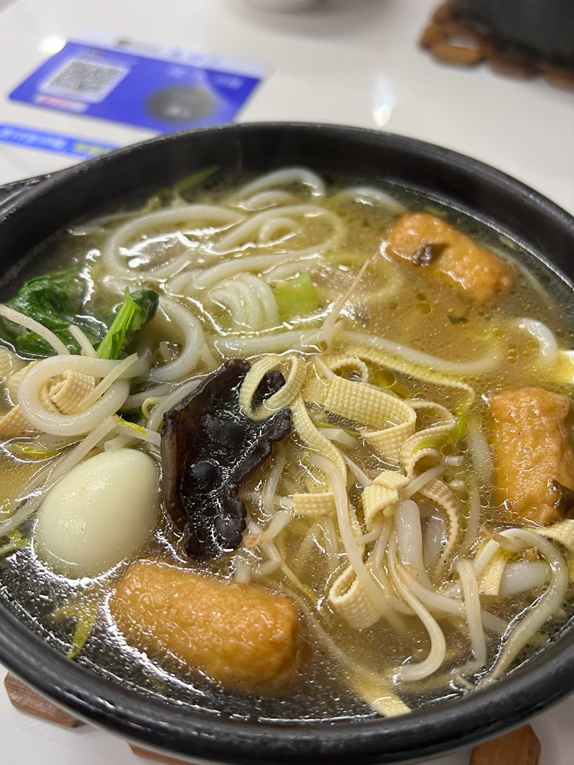本大王多少有点太瘦了我今晚吃了香的米线！！特别好吃大王爱吃甜不辣➕麻油➕醋！！