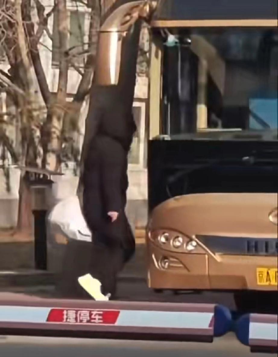 王楚钦孙颖莎今日北京体总运动员公寓神级同框，引粉丝热议！今日体总运动员公寓，孙