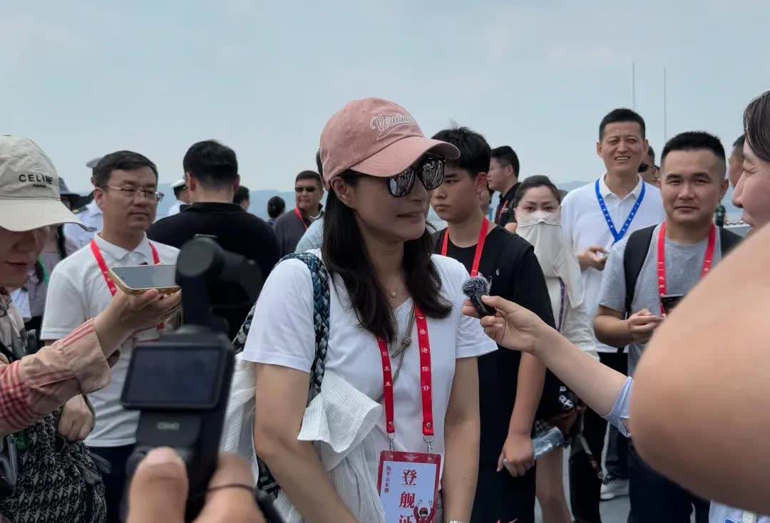霍家和郭晶晶拍合照郭晶晶站中间很正常不正常的是：郭晶晶在接受采访时大家都