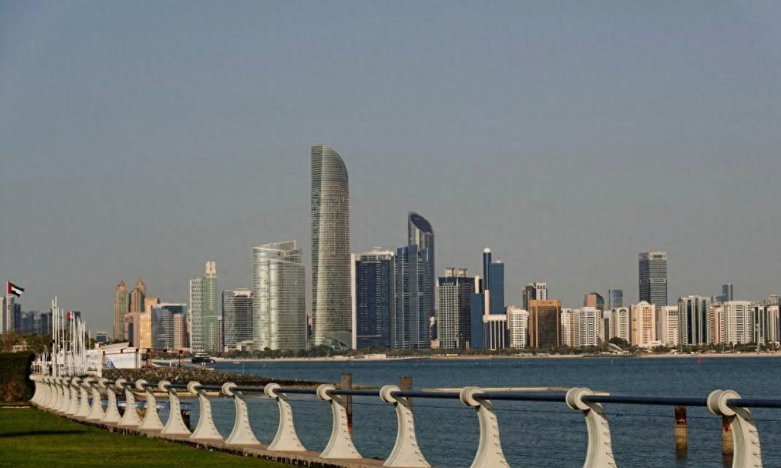 3月7日，据半岛电视台报道，昨天，伊朗持续轰炸阿联酋阿布扎比美国军事基地、大使馆