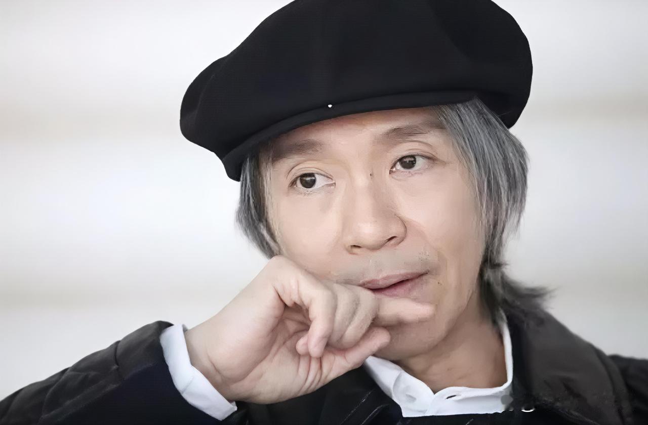 周星驰逗观众笑了三十年，圈里却没几个人站他那边。周星驰跟向家翻脸，向太直接在