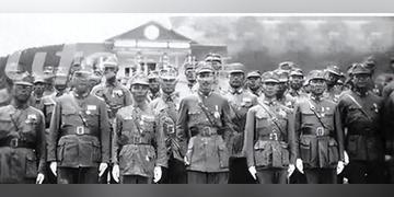 抗战时期，戴笠在重庆幽会情人陈华，见她貂皮大衣不错，于是笑道："把这套行头留下来