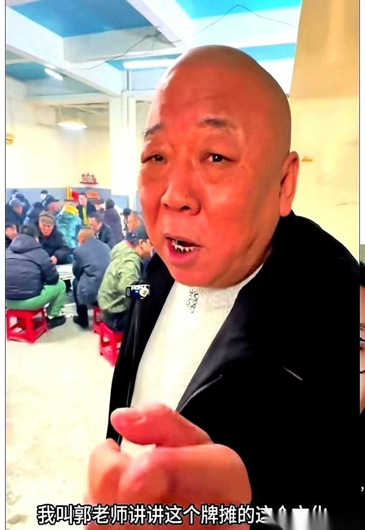 天津那家网红饭馆，老板最近在门口支了几张破木桌子。一个纸牌盒，歪歪扭扭写着“砸