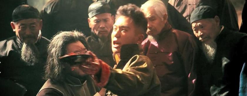 《让子弹飞》中有一个让人印象深刻的片段。六子为了证明自己只吃了一碗粉，竟然当场剖