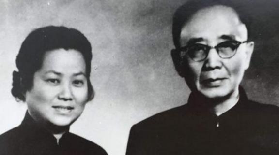 1912年洞房之夜，郭沫若见发妻太丑，拒绝同房。就在他转身要走时，发妻拉住他苦苦