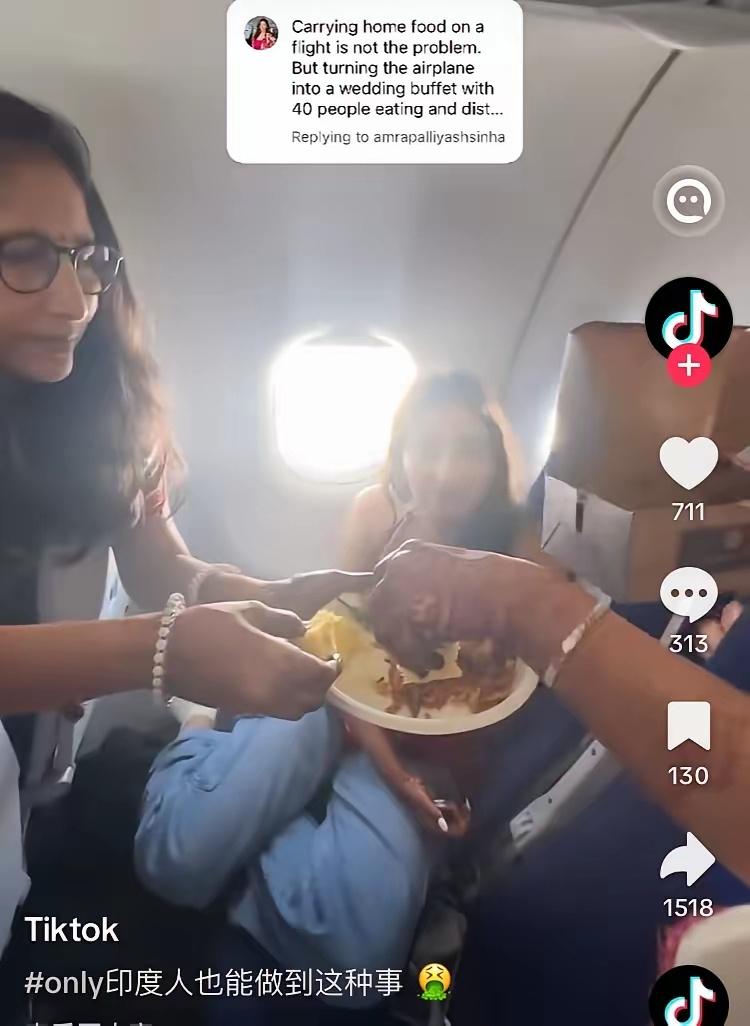 印度15人家庭飞机上聚餐引热议！ 据报道，一个约15人的印度家庭，在航班上拿