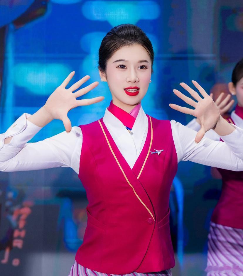 南航空姐的制服照，又美又飒。