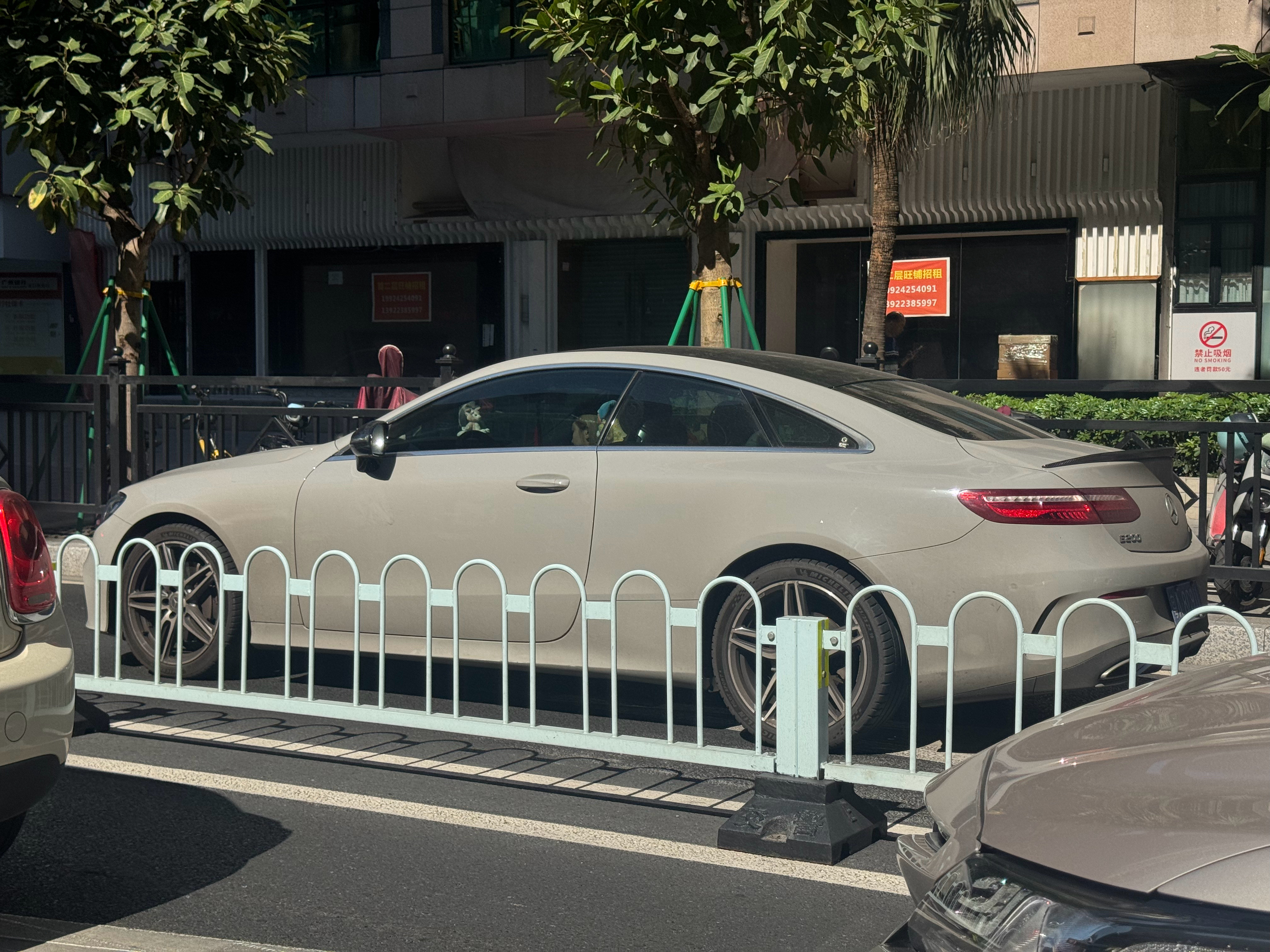 不是兄弟们，路遇一台小姐姐开的奔驰E200轿跑～真心觉得太好看了！顺手去查了一下