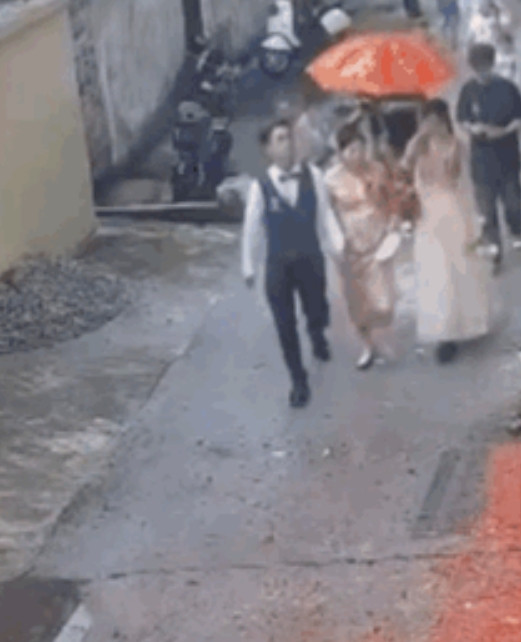 都是邻居，何必这么绝！近日，广东江门一户人家结婚，刚在门口放了鞭炮，对门却在墙上