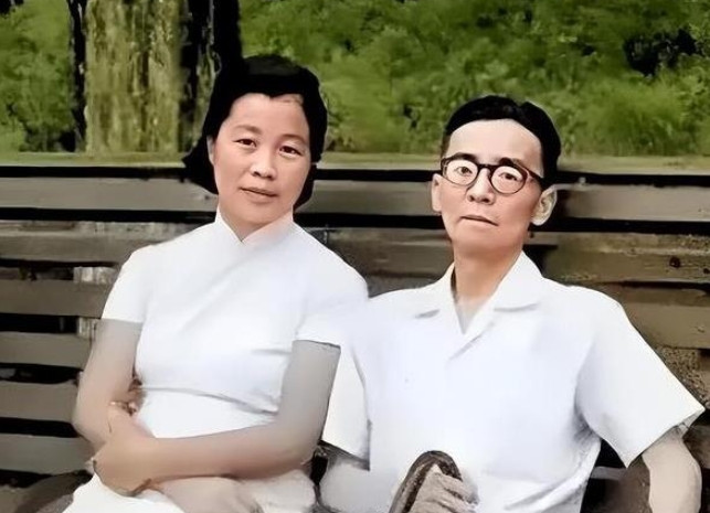 1962年，林徽因去世7年后，61岁梁思成娶34岁林洙为妻。一天，梁思成早会迟到