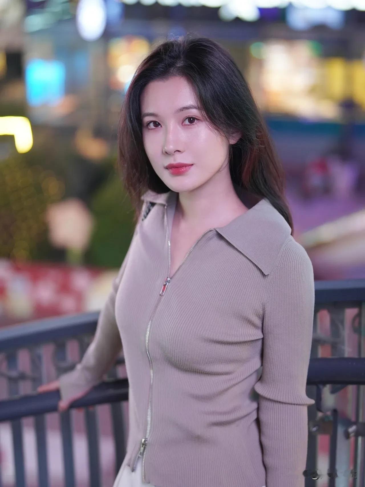 夜踱芒市傣族古镇：把星光与傣韵揣进晚风里当最后一缕霞光吻过佛塔金顶，古镇的