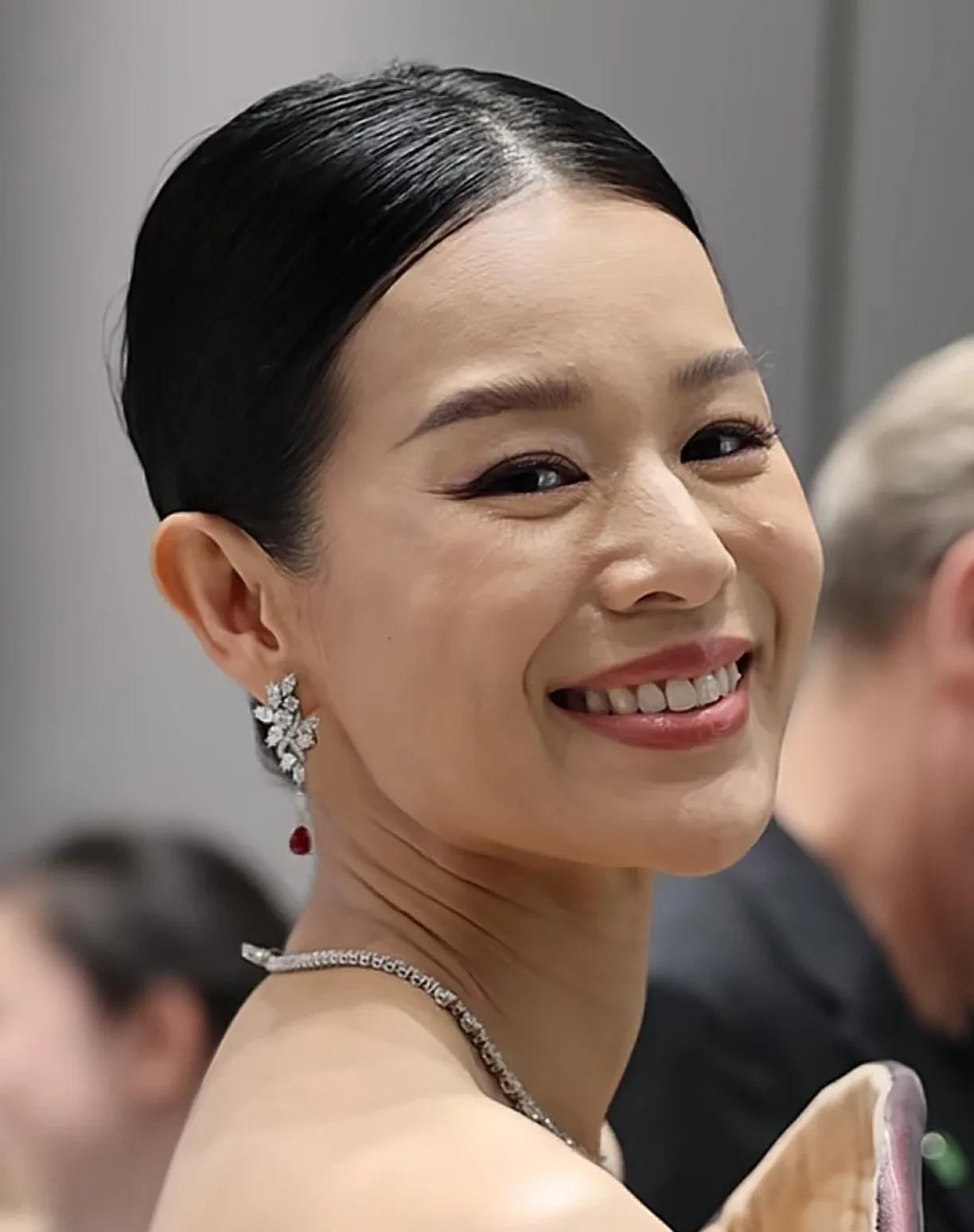 离开了美颜和滤镜的胡杏儿真的太漂亮了，五官立体精致，笑容灿烂真诚，精气神、女人味