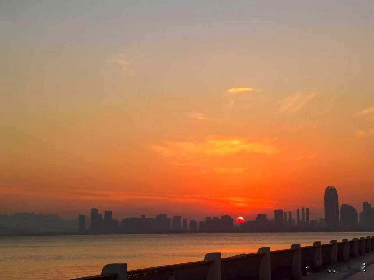 人这一辈子和任何人任何事都能和解唯独和自己和解不了路是自己选的只能一条道走