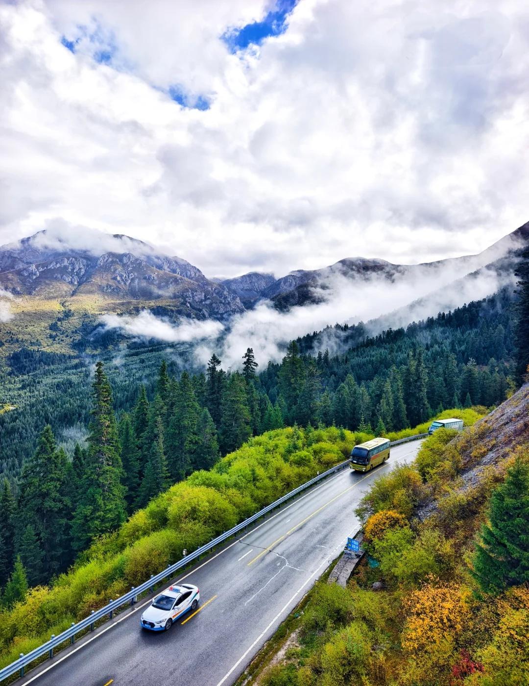 九寨沟县二道岭驿站旅途中的美景旅途中这个地方的美景如诗如画，仿佛置身于仙境