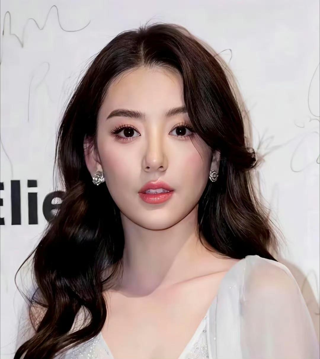 终于明白郭富城为何会选择方媛作为终身伴侣了。在镁光灯之外，方媛身上那份温柔沉静的