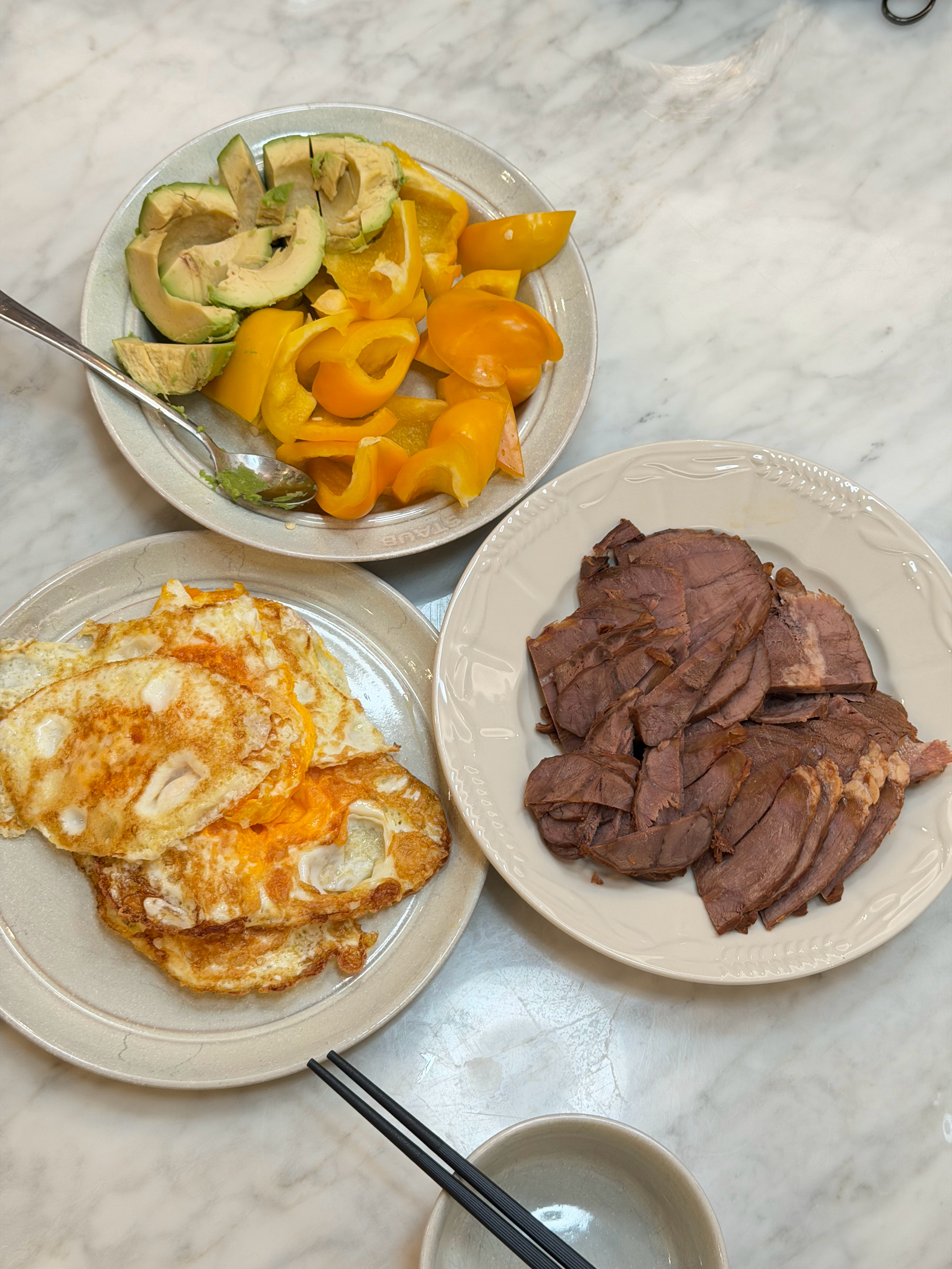 薄肌理论牛肉，鸡蛋、彩椒、牛油果，今天我和董事长的晚餐，比假期的大鱼大肉好吃多了
