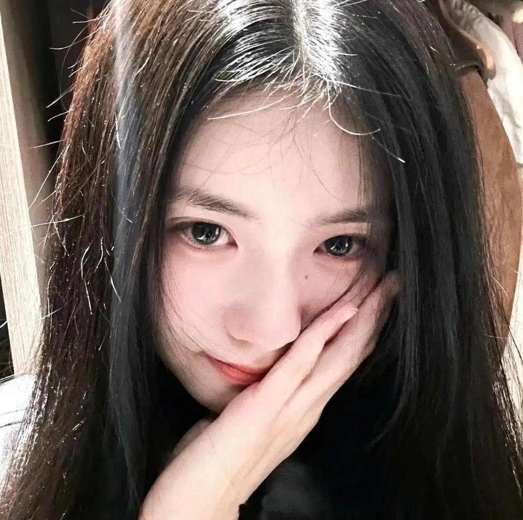刘浩存虽然是98年的，总会觉得比其他热门95花年轻多了，少女感强太多了
