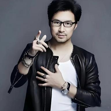 主流摇滚圈，是看不上汪峰的。汪峰的歌曲，代表作很多，艺术成分也很高。当今的国内