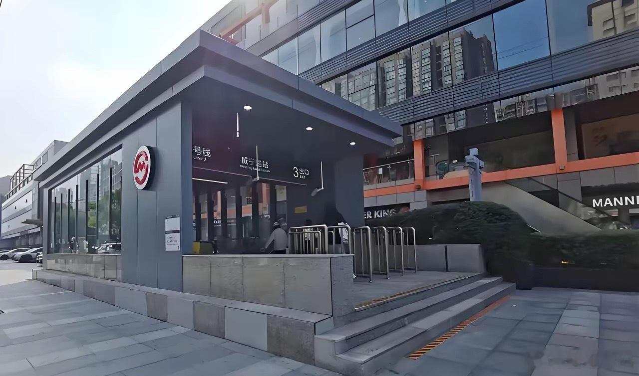 中国开通地铁最早的5个城市1、北京——1969年建成通车，距今约57年。中国最早