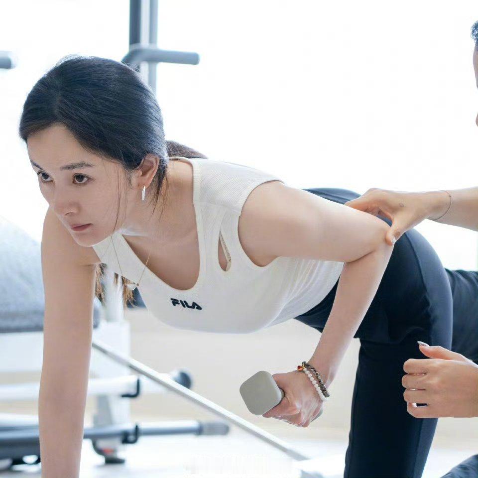 杨幂大学上形体课照片自律的杨幂，身材一直都保持的特别好