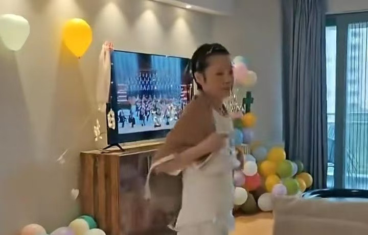袁立家中办康复派对！脱相瘦的还又唱又跳，屋内装修过时好朴素！