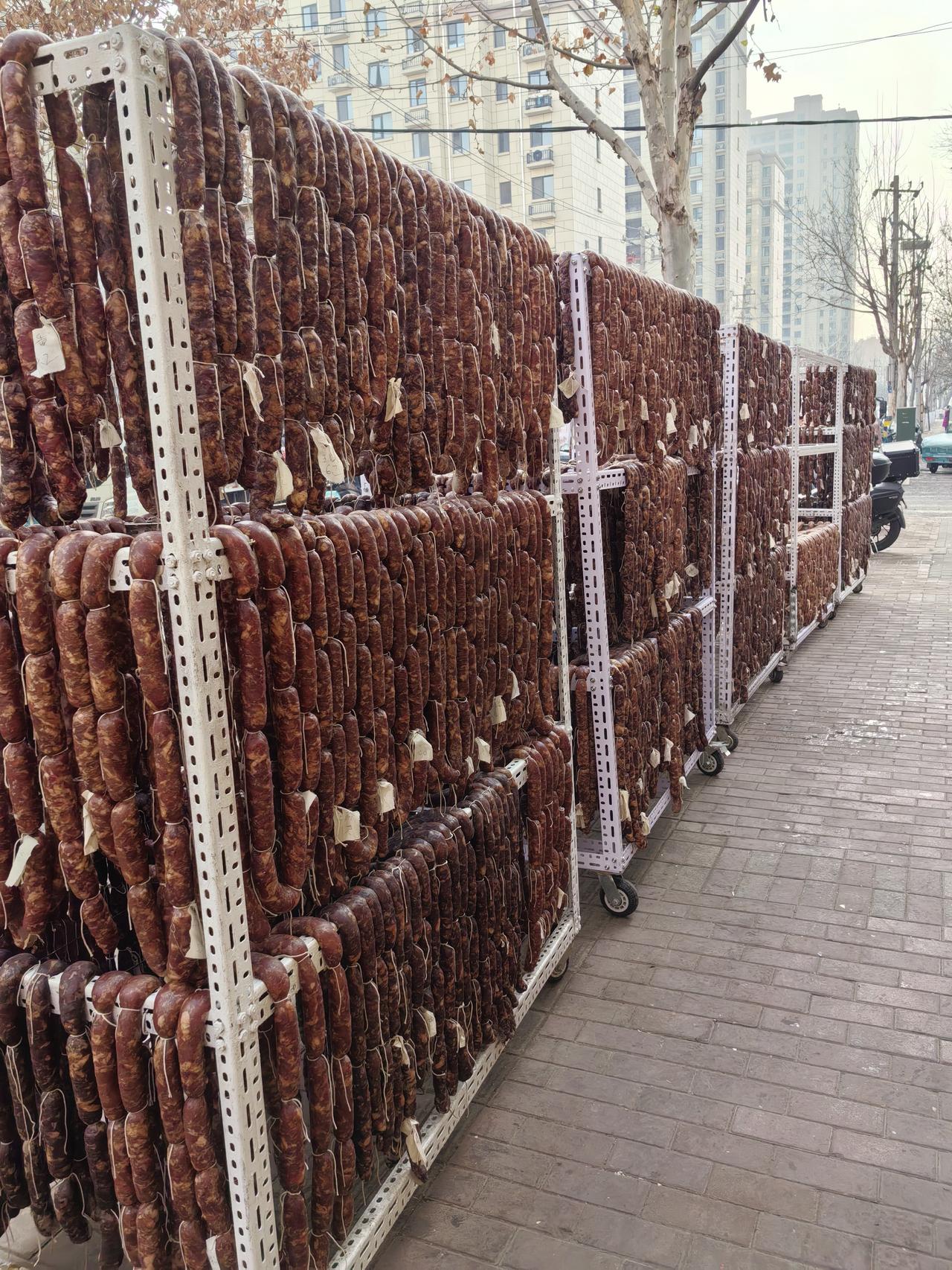 要过年了，自制香肠的生意越来越兴隆，我却没有这种心思，心里充满了失落感：想爸妈了