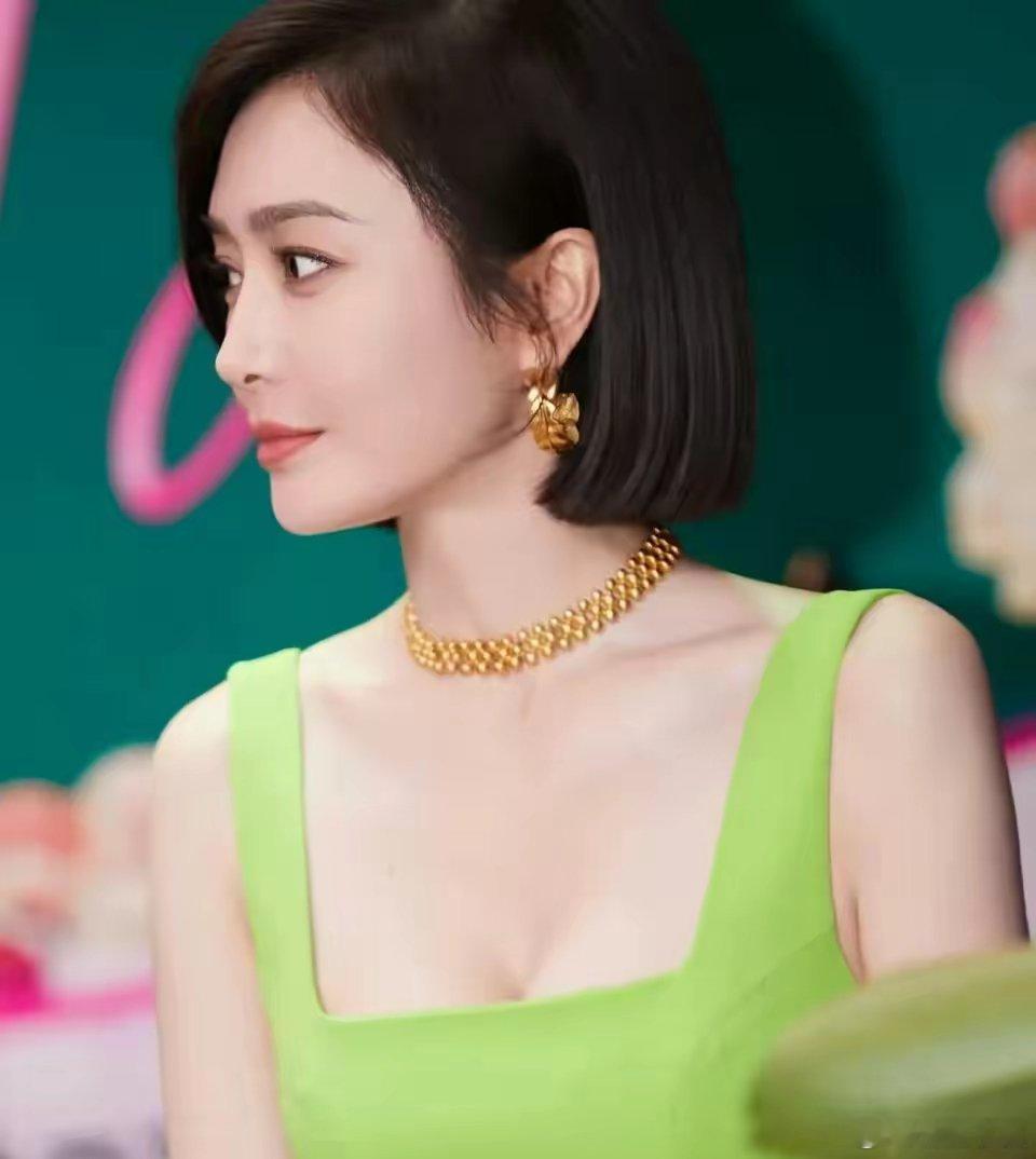 秦岚绿色礼服韵味十足​​​